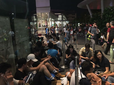orang Singapura antri demi iPhone 7